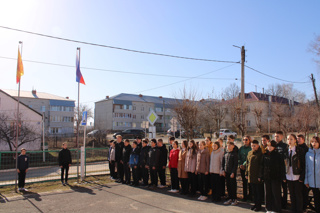 10 апреля 2023 в церемонии поднятия государственных флагов Российской Федерации и Чувашской Республики участвовали 7а и 7б классы