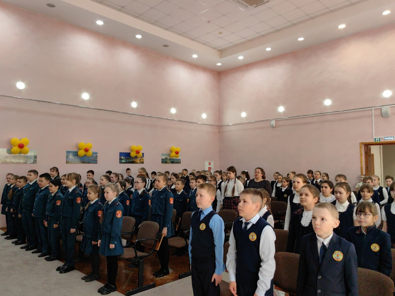 Сегодня во всех классах столичной школы № 40 после вноса флагов и исполнения гимнов РФ и ЧР прошли «Разговоры о важном» на тему "День космонавтики. Мы первые"