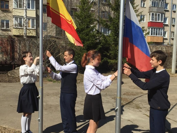 Неделя началась с торжественной церемонии поднятия Государственного флага Российской Федерации.