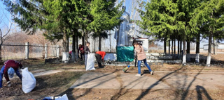 Ученики и работники Чиричкасинской школы в с. Игорвары вышли на уборку территории школы