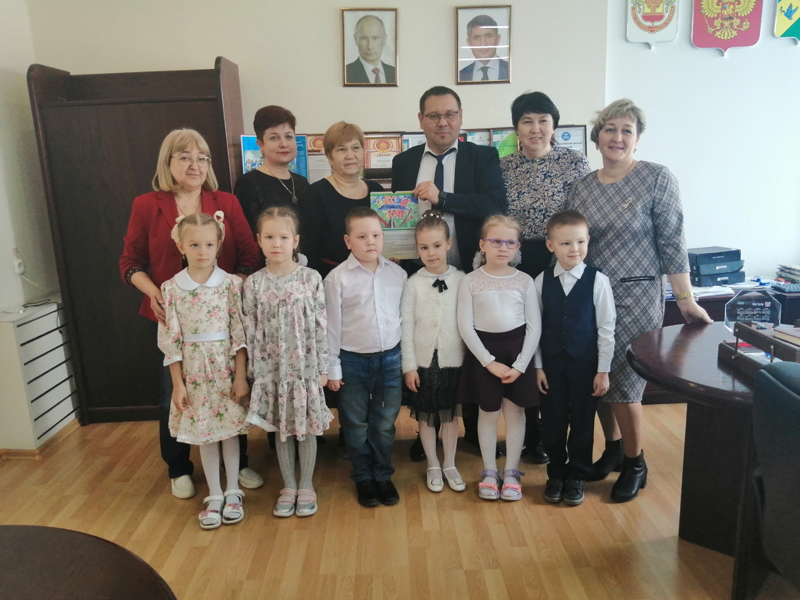 Глава администрации Новочебоксарска Дмитрий Пулатов встретился с юными жителями города