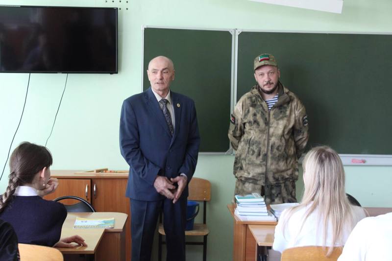 Урок мужества для ребят 8б класса провел выпускник гимназии, участник специальной военной операции Алексей Власов