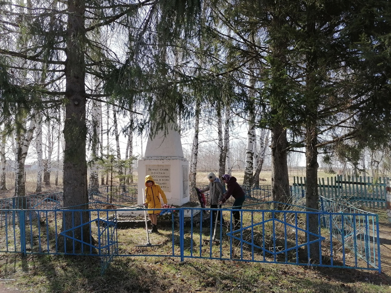 Акция « Обелиск» по уборке территории возле памятника погибшим односельчанам