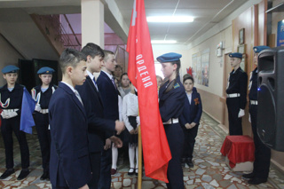 В МБОУ «СОШ №2» г.Ядрина состоялась торжественная церемония передачи копии Знамени Победы