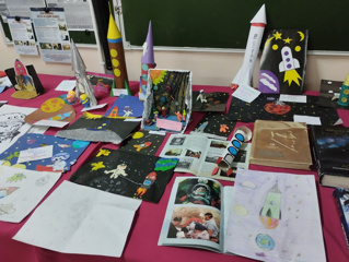 В рамках мероприятий, приуроченных ко Дню космонавтики, в нашей школе прошёл конкурс рисунков и поделок «Таинственный космос»