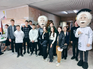 Обучающиеся 10- 11 класса посетили всероссийскую ярмарку трудоустройства "Работа России. Время возможностей".