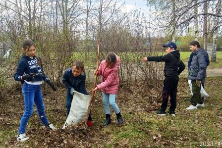 В рамках двухмесячника по благоустройству и санитарно - экологической очистке населенных пунктов, а также в рамках Всемирного дня Земли в школе провели субботник