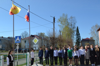4 апреля 2023 в церемонии поднятия государственных флагов Российской Федерации и Чувашской Республики участвовали 9а и 9б классы