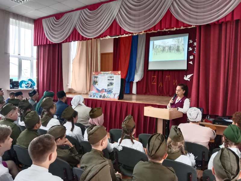 Сегодня в актовом зале школы прошло мероприятие, посвященное открытию памятной доски выпускнику Алееву Марату.