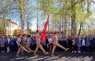 В МБОУ «Шемуршинская СОШ» дан старт патриотической акции «Часовой у Знамени  Победы»