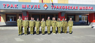 Траковская  школа получила в подарок 2 комплекта (24 костюма) юнармейской формы