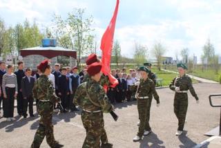 Торжественная церемония передачи копии Знамени Победы Убеевской школе.