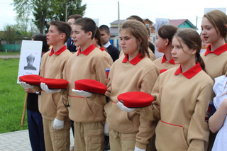 В МБОУ "Таутовская СОШ им. Б.С. Маркова" прошла торжественная линейка, посвященная 78-летию со дня Победы в Великой Отечественной войне