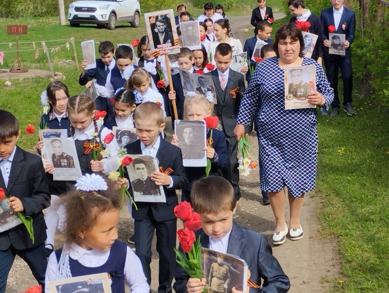 Торжественная линейка «Бессмертный полк», посвящённая великому празднику – Дню Победы.