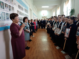 Прошла торжественная линейка «Бессмертный полк»