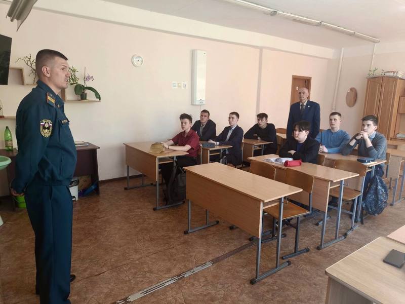 В канун Дня пожарной охраны в гимназии побывал сотрудник МЧС А.А.Попов