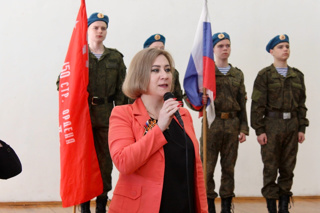 В школах города прошли торжественные церемонии поднятия флага России и копии Знамени Победы в честь Дня Победы