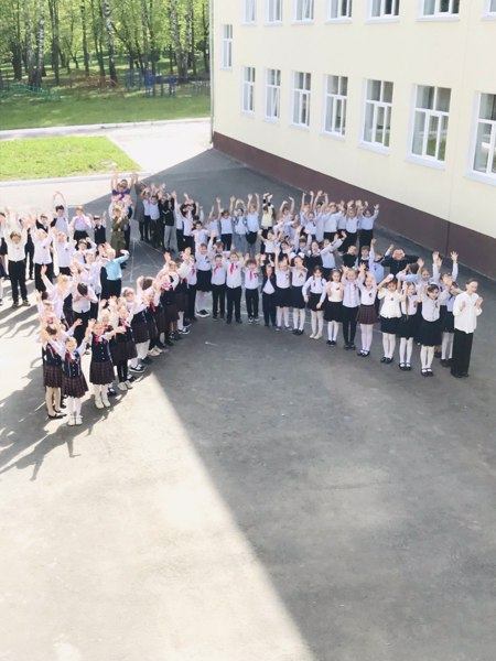 Ученики и педагоги школы приняли участие в акции "Звезда Героя"