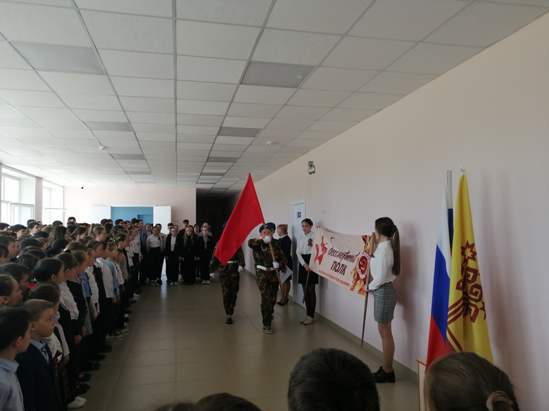 В школе  торжественно установили копию Знамени Победы