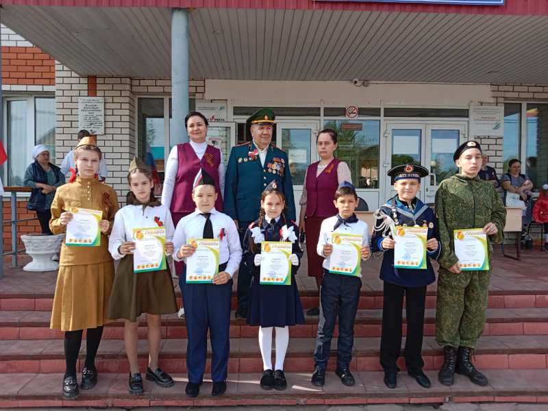 Сегодня в нашей школе прошёл очередной школьный конкурс «Смотр строя и песни», посвященный Дню Победы.