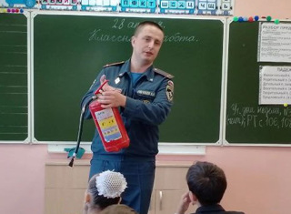 Начальник пожарно-спасательной части № 28 Андрей Николаевич Рябчиков посетил нашу школу.