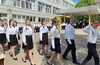 Сегодня в школе проведен смотр строя и песни "Статен и строен - уважения достоин!" среди обучающихся 7, 8, 10 классов.