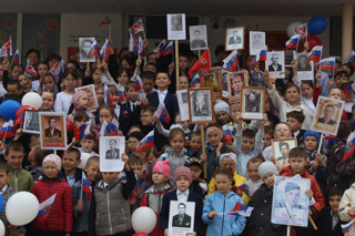 В школе прошла торжественная линейка, посвященная 78-ой годовщине победы в Великой Отечественной войне "Бессмертный полк"