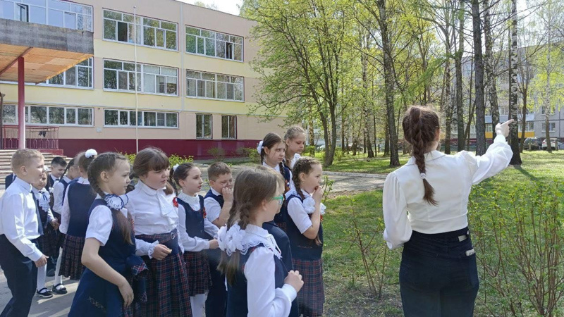 Занятие кружка "Юный эколог" Ромашенькина Н. А. провела на пришкольной территории