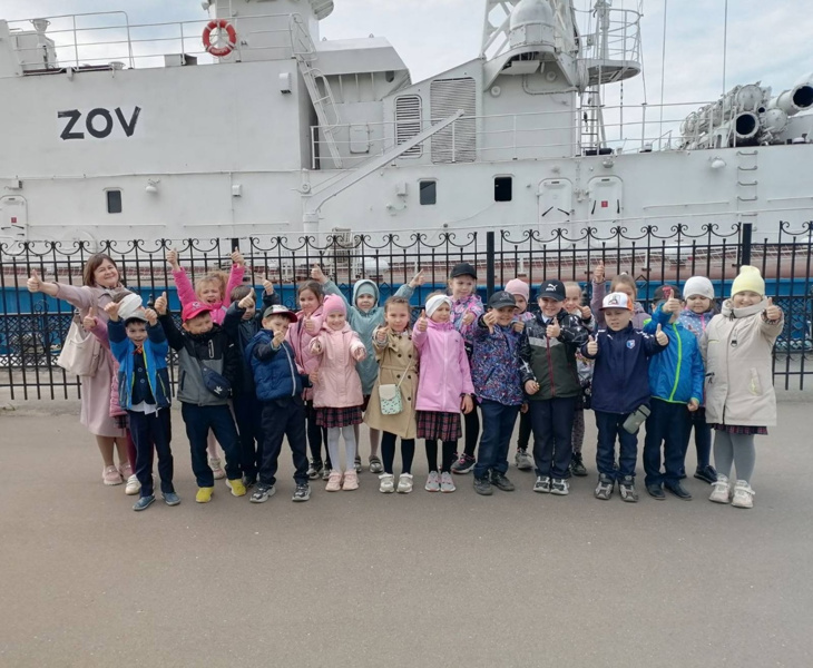 В преддверии Дня Великой Победы ученики 1в класса посетили пограничный сторожевой корабль "Чебоксары"