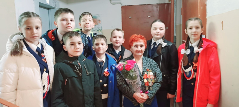 Накануне 9 мая обучающиеся 5 кадетского класса поздравили блокадницу Елимову Юлию Яковлевну с Днём Победы