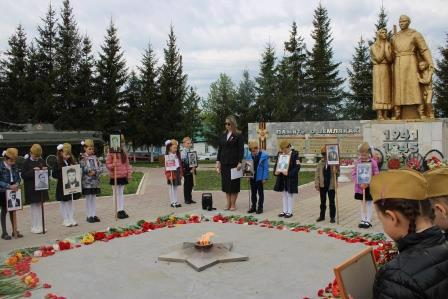 Утро  школьного дня, в преддверии праздника Победы,  детский митинг второклассников Е.С. Кузнецовой, советника директора по воспитанию