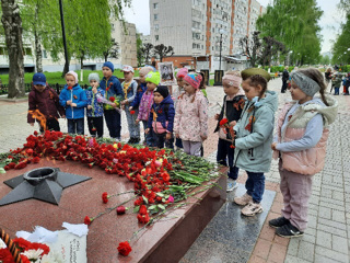 Воспитанники старшей группы "Синяя птица" посетили Аллею Славы