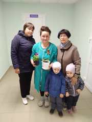В преддверии Дня Победы наши самые маленькие воспитанники группы "Капелька" поздравили Ярославлеву Светлану Анатольевну маму  участника СВО.