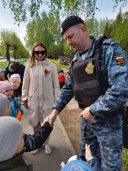 Присоединяйтесь к акции "Георгиевская ленточка", с гордостью прикрепив  ленточку на свою одежду!