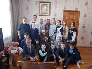 10 мая 6а класс под руководством классного руководителя Мтеевой З.Ш. посетили ветерана Великой Отечественной войны Рязапова Нуруллу Велиулловича