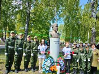 ﻿Волонтеры МБОУ «Комсомольская СОШ №2» приняли участие в организации Парада Победы.