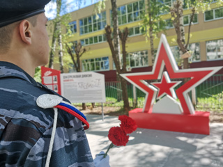 В День Победы члены ВПК "Берет" возложили цветы к стеле "Боевой путь 324 Стрелковой дивизии"