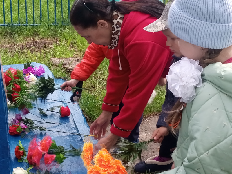 Педагоги и воспитанники старших и подготовительных групп Атлашевского детского сада "Золушка" торжественно возложили цветы к Памятнику погибшим воинам!