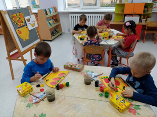 В подготовительной группе «Солнышко» дети продолжают знакомятся с хохломской росписью