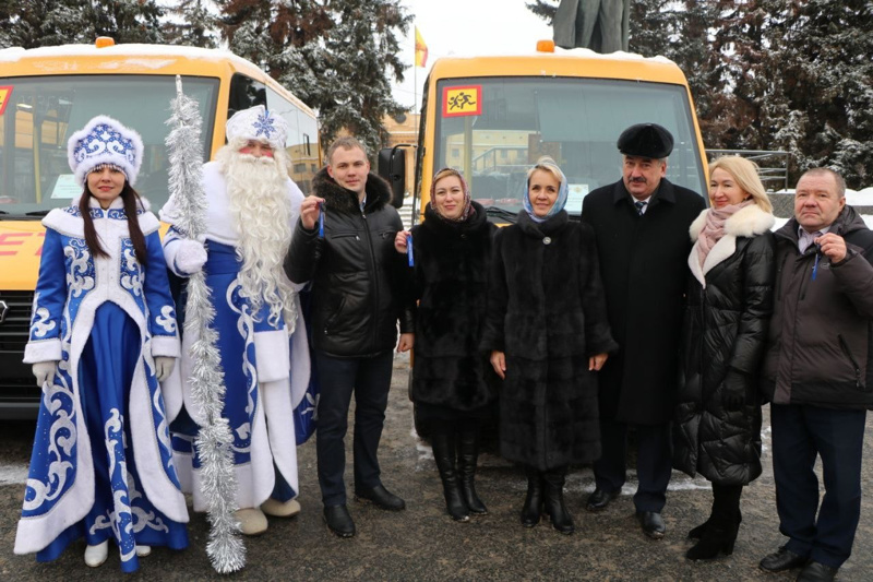 "Вручение новых школьных автобусов"