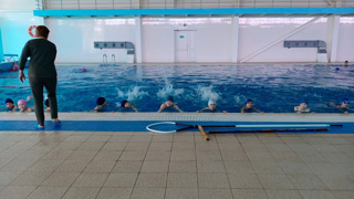 Учащиеся школы  занимаются плаванием
