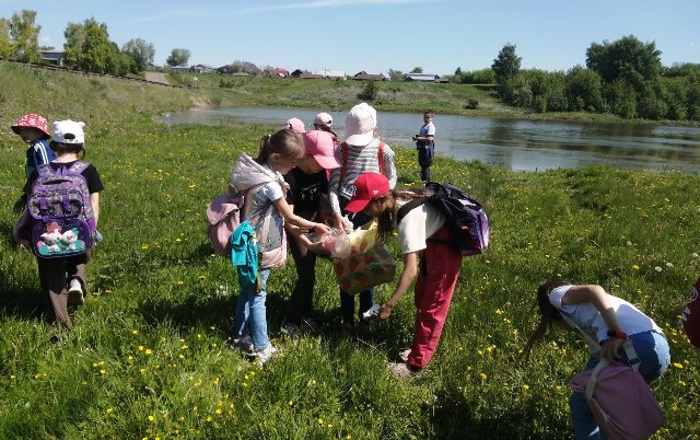 В рамках Всероссийской акции «Вода России» школьники очистили от мусора берега пруда в д.Большое Яниково.