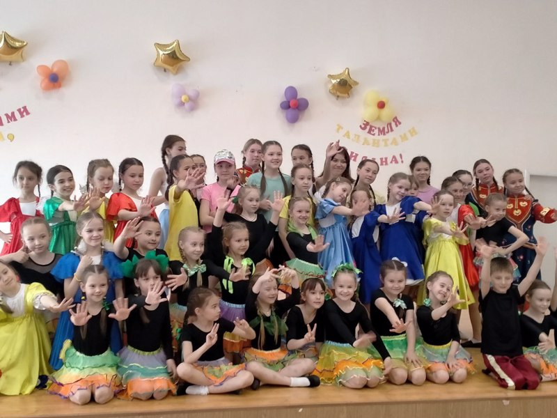 19 мая в актовом зале МБОУ "СОШ 43" состоялся отчётный концерт школьной хореографической студии "Фаворит" и вокального ансамбля "Колокольчики".