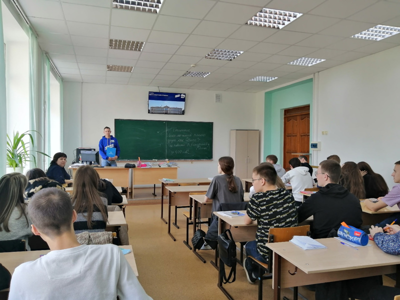 Провел со студентам лекцию