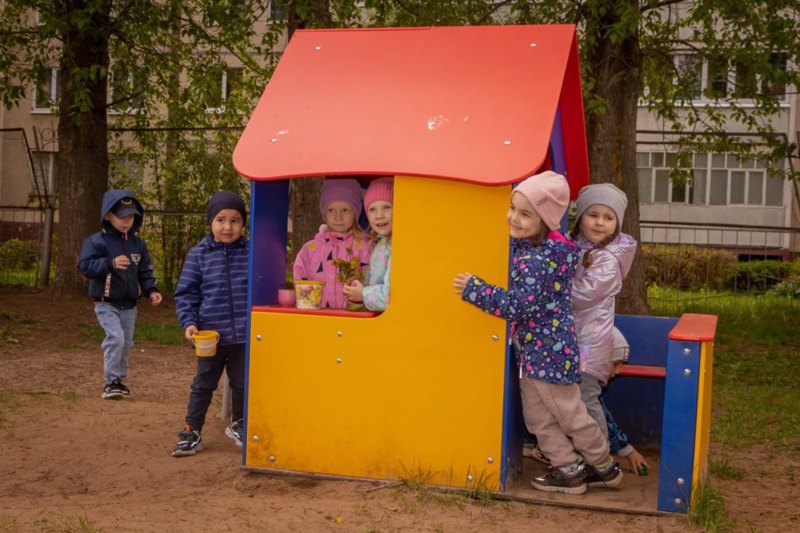 В детском саду благоустроены детские площадки.