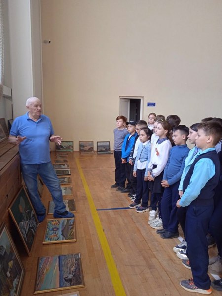 Ученики основной общеобразовательной школы 4а класса, посетили выставку художника Медведева Вениамина Варсанофиевича