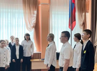 Учебная неделя началась с поднятия Государственного флага Российской Федерации и исполнения гимна Российской Федерации.