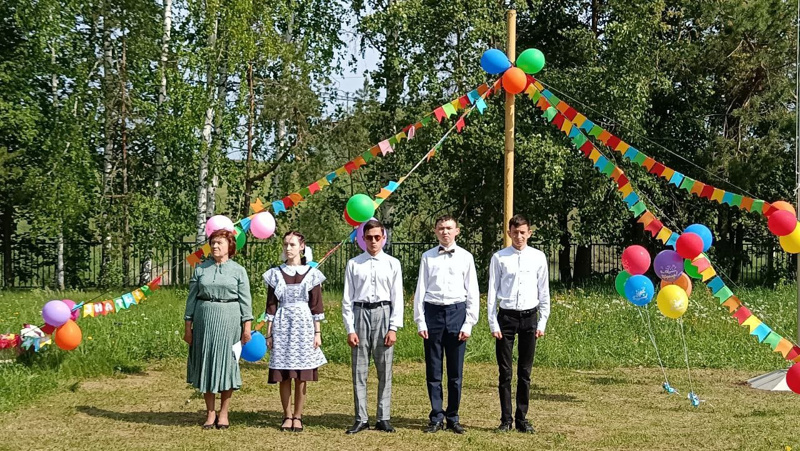 Последний звонок: немножко грустно, немножко волнуешься ты.