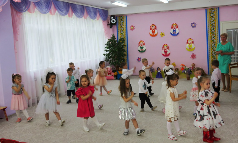 В детском саду проходят праздники, посвященные прощанию с ясельками и младшей группой