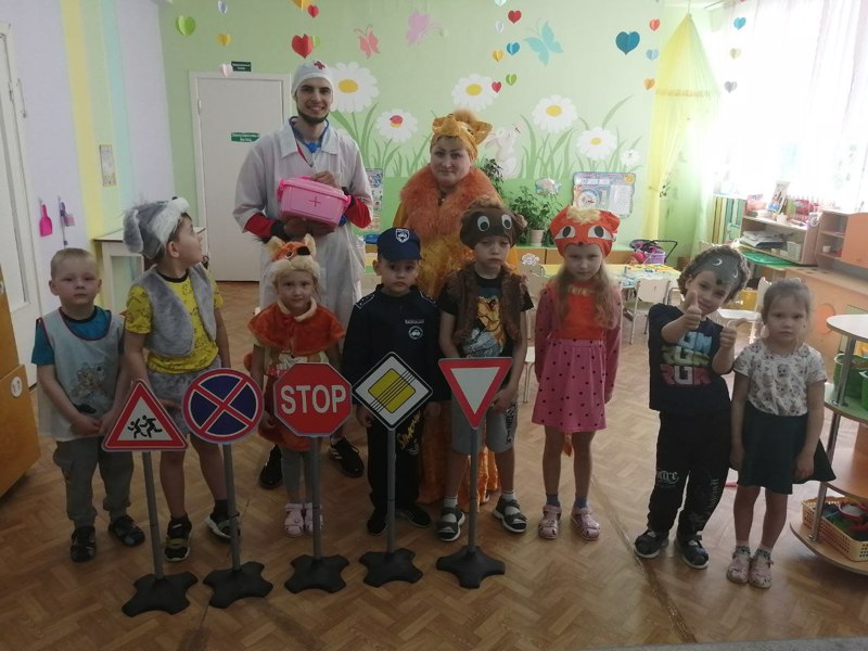 В детском саду прошли игровые программы «Веселые правила дорожного движения».